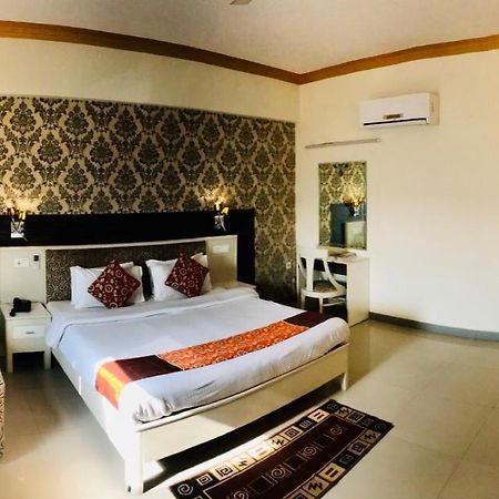 Hotel Chevron Klassik Ludhiana Bagian luar foto