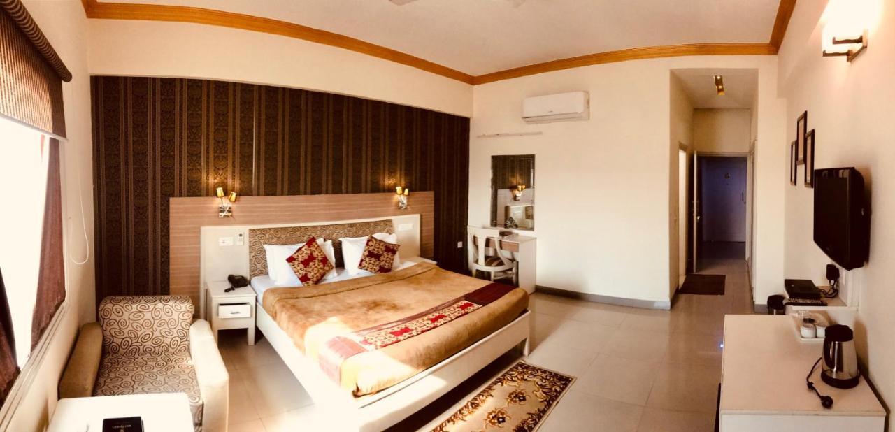 Hotel Chevron Klassik Ludhiana Bagian luar foto